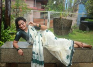 Priyanka Nair Instagram - മഴ.. Photography - @subhashkowdiar Makeup - @fairsalon Costume - @kerala_bygone_fashion #saree#rain#photoshoot#priyankanair