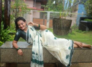 Priyanka Nair Instagram - മഴ.. Photography - @subhashkowdiar Makeup - @fairsalon Costume - @kerala_bygone_fashion #saree#rain#photoshoot#priyankanair