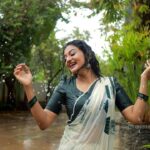 Priyanka Nair Instagram - Listen to the rhythm of falling rain 🌧 Photography - @subhashkowdiar Makeup - @fairsalon Costume - @kerala_bygone_fashion #rain#sareelove#photoshoot#priyankanair