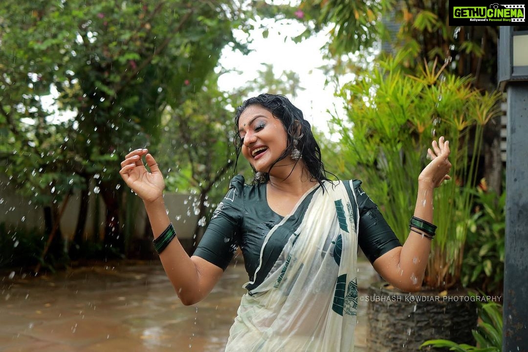 Priyanka Nair Instagram - Listen to the rhythm of falling rain 🌧 Photography - @subhashkowdiar Makeup - @fairsalon Costume - @kerala_bygone_fashion #rain#sareelove#photoshoot#priyankanair