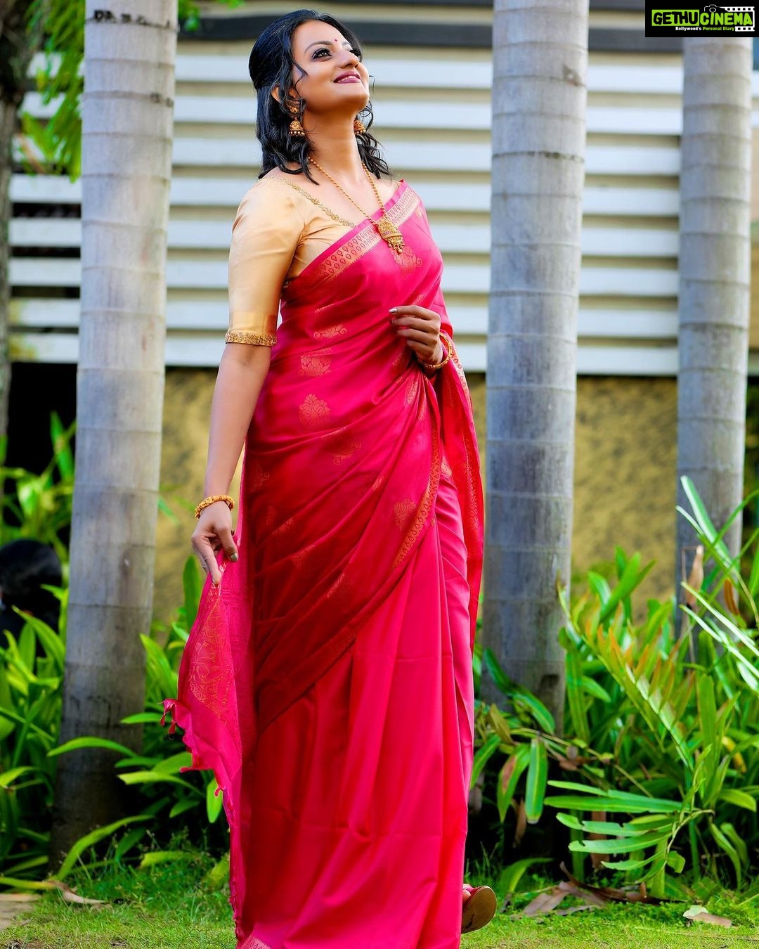 Priyanka Nair Instagram - Photography - @shalupeyad Makeup and Hairstyle - @fairsalon Saree - @kasavumall Blouse - @aanunobby #photoshoot #sareelove