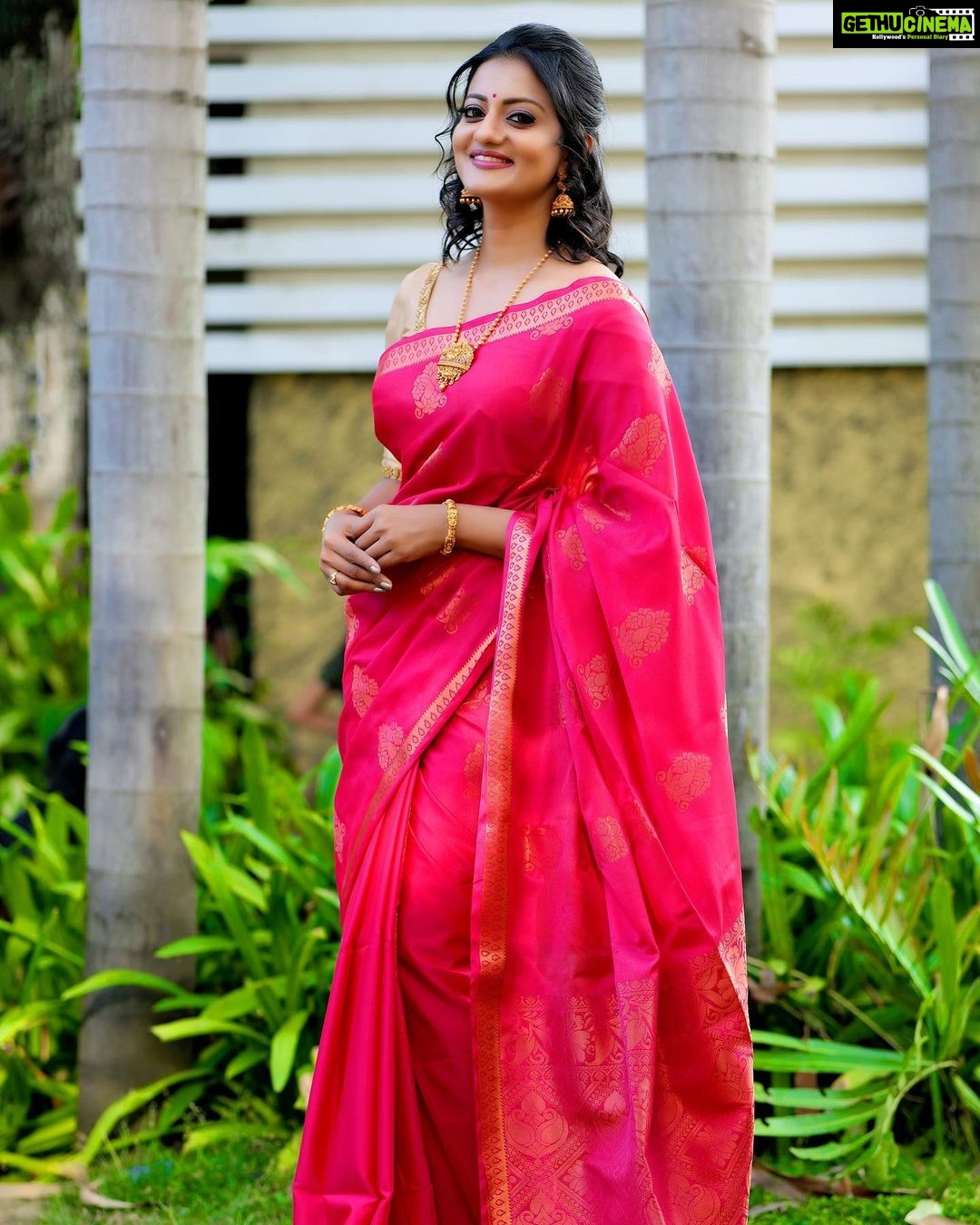 Priyanka Nair Instagram - Photography - @shalupeyad Makeup and Hairstyle - @fairsalon Saree - @kasavumall Blouse - @aanunobby #photoshoot #sareelove