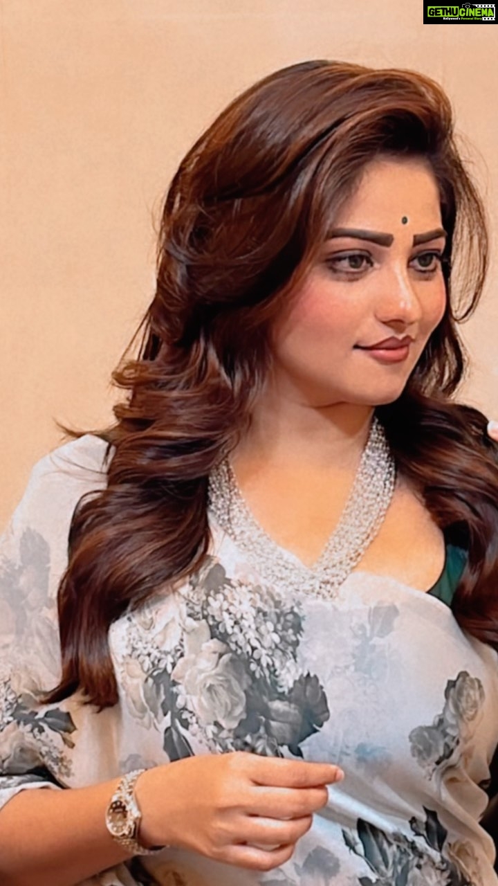 Rachita Ram - 186.3K Likes - Whatever is good for your soul,do that!🤍
.
.
.
Wearing : @kankatala_
Neck piece : @maayakriya
Styling : @stilerush_by_varshinijanakiram
Makeup : @mohanrao931
Hair: @paramesh_hairstylist
