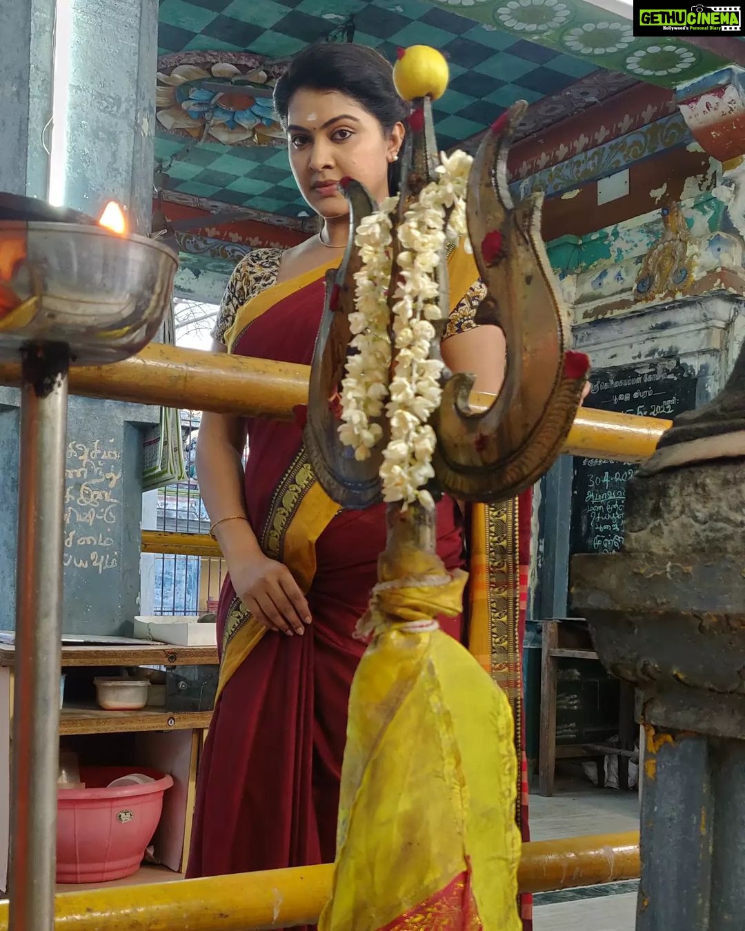 Rachitha Mahalakshmi Instagram - They say there is a shade of red for every woman....... And ya they said that right.... 🔥 : #sareelove @nethraa_xclusiv ❤️ : #idhusollamarandhakadhai #supportwomenentrepreneurs🙋🏼💪🏻