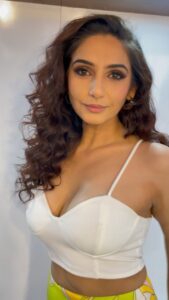 Ragini Dwivedi Instagram - Shooting for a new tamil film “Jhoom” with the most glamorous @rraginidwivedi & @santa_santhanam 🤩

#reels #reelitfeelit #reelsinstagram #trendingreels #trending #reel #makeup #makeupartist #bangalore