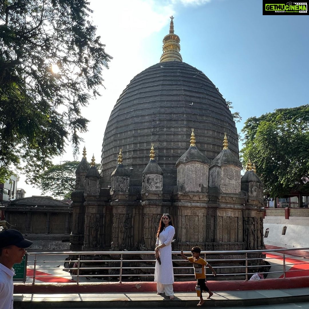 Ragini Dwivedi Instagram - JAI MAA ❣️ You are a golden goddess beautiful and kind All my energies and spirit restored #raginidwivedi #kamakhya #maa #spirituality #spiritualawakening #positivevibes #lovenlight #poser #india #instagram #instagood #insta #templesofindia #templevisit #love #instamood Kamakhya Temple, Guwahati, Assam