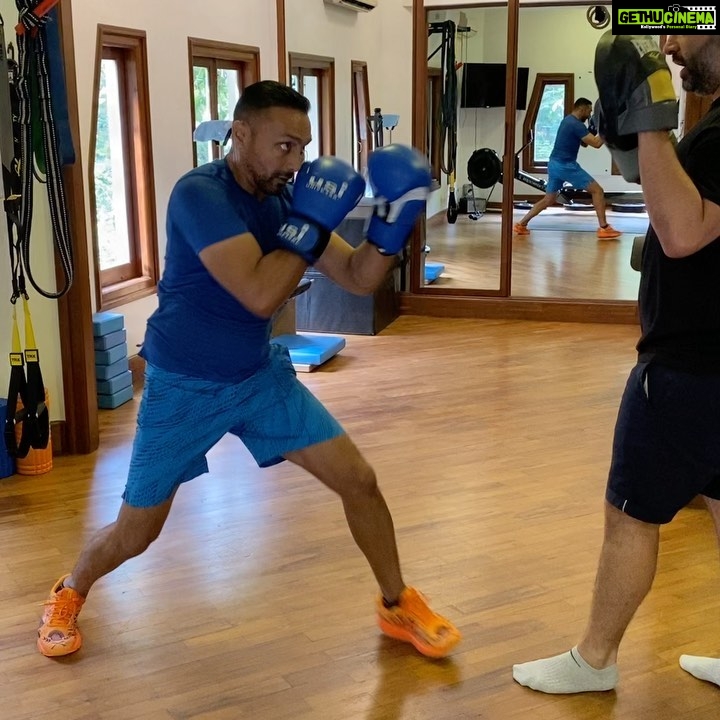 Rahul Bose Instagram - Vignette 3 : Now with all dignity having gone to the dogs, it’s a fight for survival. If only Neville’s face was in closer proximity… @soleusmoves