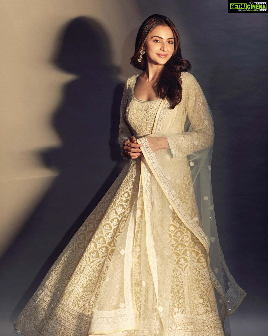 Rakul Preet Singh Instagram - Eid Mubarak ❤️ Wishing you lots of love, peace and prosperity 🌙