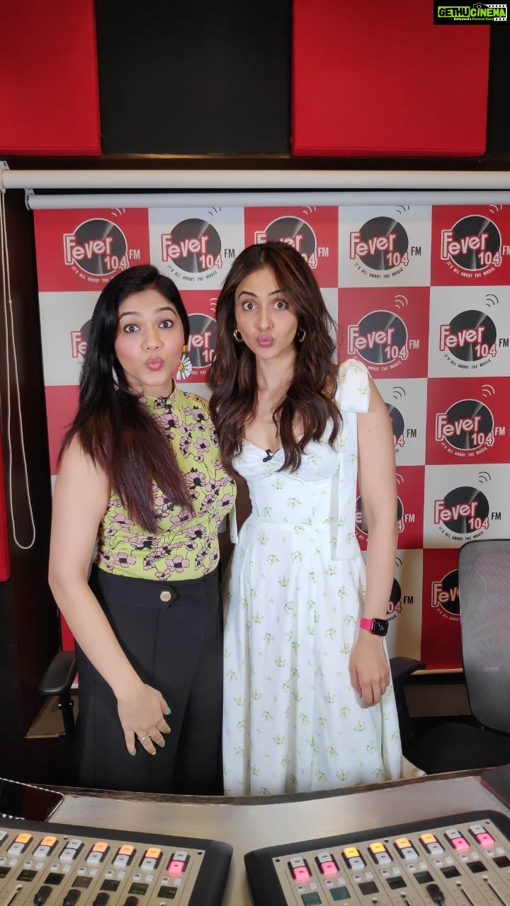 Rakul Preet Singh Instagram - What a Mad morning it was with the lovely @rakulpreet live in the @feverfmofficial studios! . . Catch the whole chat tmrw on the show. #runway34 @runway34film #rakul #trendingreels