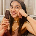 Rakul Preet Singh Instagram – Cos its not a cheat but treat 😁😁 Train your Mind to not feel guilty for once in a while indulgence ! Let the happy hormones release 😁😁❤️ #icecream is love 🤪 #sundaytreat