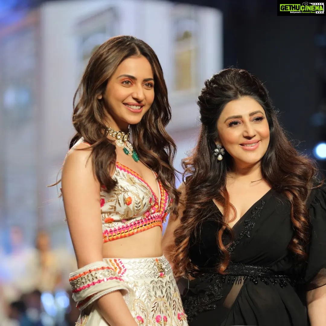 Rakul Preet Singh Instagram - Loved being a showstopper for @archanakochharofficial for the Finale at the Bombay Times Fashion Week Day 1 is association with @om_jewellers for the Textile Ministry of Madhya Pradesh. Was an honour wearing designs with so much thought and effort put into them
