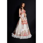 Rakul Preet Singh Instagram - Loved being a showstopper for @archanakochharofficial for the Finale at the Bombay Times Fashion Week Day 1 is association with @om_jewellers for the Textile Ministry of Madhya Pradesh. Was an honour wearing designs with so much thought and effort put into them