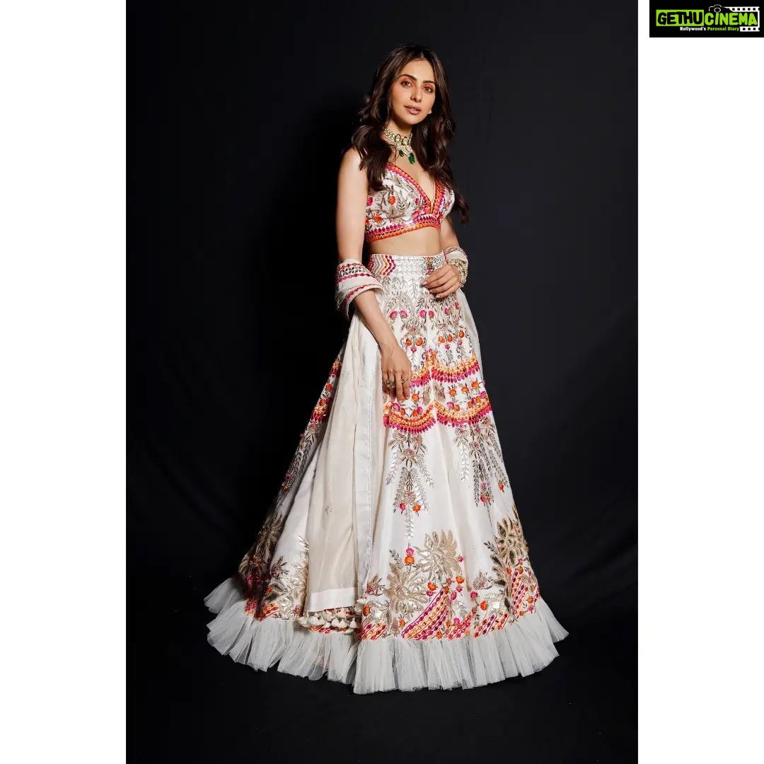Rakul Preet Singh Instagram - Loved being a showstopper for @archanakochharofficial for the Finale at the Bombay Times Fashion Week Day 1 is association with @om_jewellers for the Textile Ministry of Madhya Pradesh. Was an honour wearing designs with so much thought and effort put into them