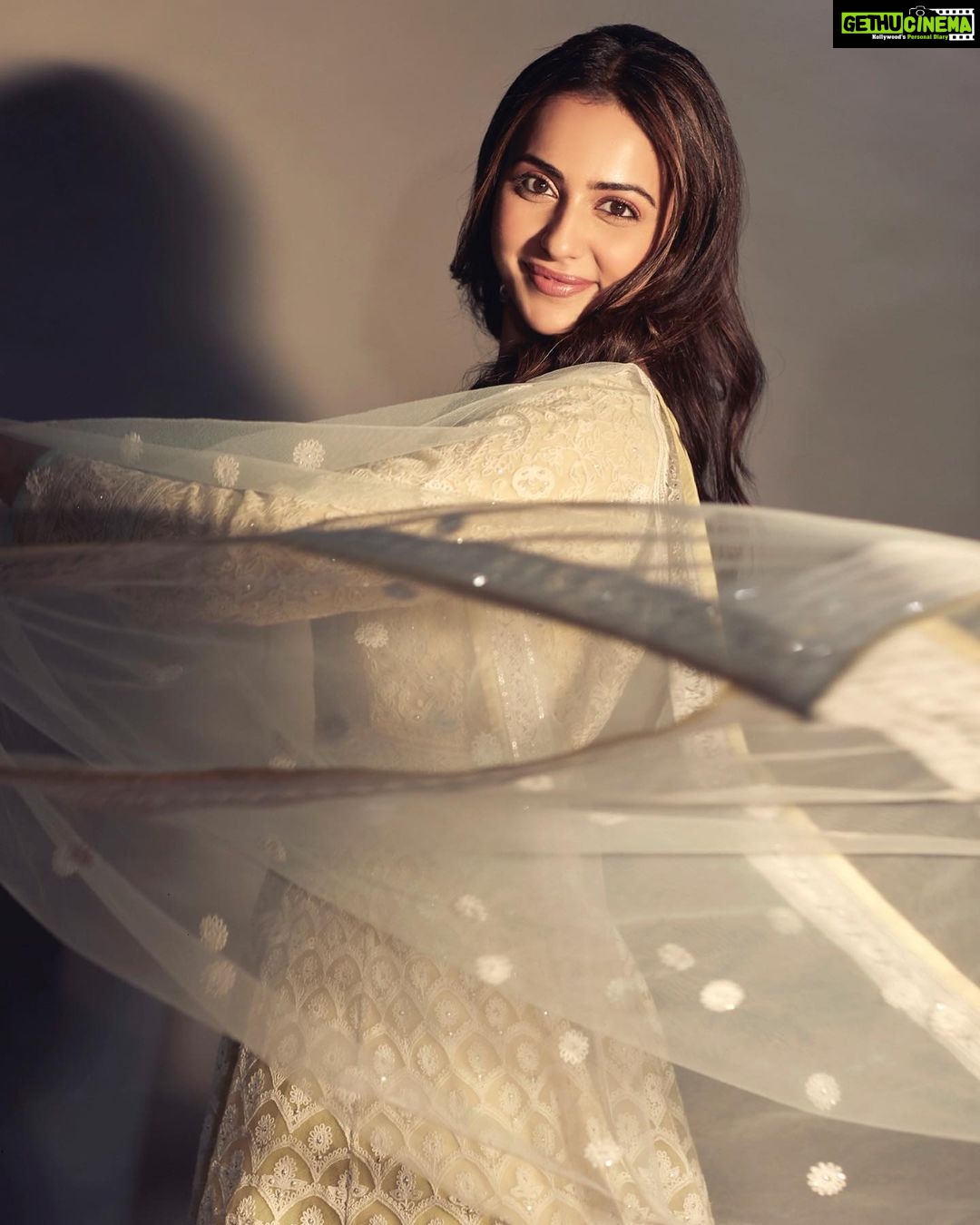 Rakul Preet Singh Instagram - Eid Mubarak ❤️ Wishing you lots of love, peace and prosperity 🌙