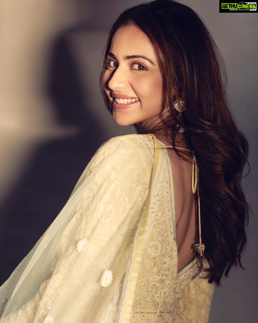 Rakul Preet Singh Instagram - Eid Mubarak ❤️ Wishing you lots of love, peace and prosperity 🌙