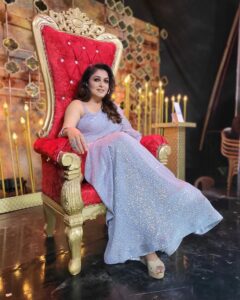 Ramya Krishnan Instagram - Shining in silver 💞

@vijaytelevision @disneyplushotstartamil

Outfit : @sidneysladen @sidneysladenofficial

MUA :  @artistrybyolivia

Jewellery : @pradejewels

Hair : @manohar_hair
#bbjodigal2
