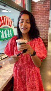 Ramya Subramanian Instagram - Central Perk : Rachel’s Truffle 🍰.
Life is good ♥️🙏🏻☺️😉

#USVacay #CentralPerkCafe #LosAngelsFoodie