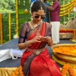 Reba Monica John Instagram - Waiting for my ‘reel’ Mappillai like 😎 AV bts 💕 P.c @deepakparamesh you only no da 😅 #shootdiaries #whenyoubewaitingforyourshot #youtakepictures #andkilltime #myshadeslargerthanmyface #stillcoollikethat #akashvaani Chennai, India