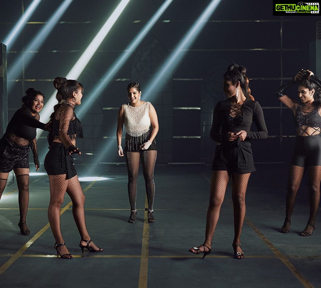 Ritika Singh Instagram - #DEI MV is finally out now 💥🔥 Please go to the link in my bio and watch it ♥️ I had the most amazing time dancing with my super hot girl gang @nithilarb @bhar_brat @blackswankg @neetha407 choreographed and directed by the best @dancersatz Vocals by @__anugraha_raphy__ My fabulous hair and make up team @asthabisani @hair_by_naemat you guys killed ittt!! @theresa.shalini your styling and the outfits you gave me made me feel so sexy and powerful! @princehumai @gokulsheperdz you guys are the best teachers! And a big thank you to the entire cast and crew! I had so much fun working with the entire team! I’m unable to find you all on IG so please consider this a big hug from my side 🤗♥️ PC - @nirmalvedhachalam 📹 - @vanchinathanmurugesan @thinkmusicofficial @hueboxstudios @hamsinientertainment @inbaraj.rajendran @rcpranav