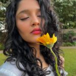 Ritika Singh Instagram - 🤍🌻🧡💫 📸 - @anishavaswani 👗 - @iostaclothing