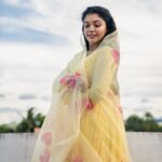 Riythvika Instagram - Yellow love 💛 @arunsmagy @fiorebymalar_