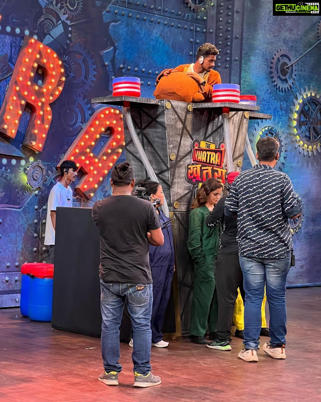 Rubina Dilaik Instagram - Here comes an end to a wonderful series of laughter, banter and tasks….. will surely see you in the next rise … #thekhatrashow #rubinadilaik @bharti.laughterqueen @colorstv @voot