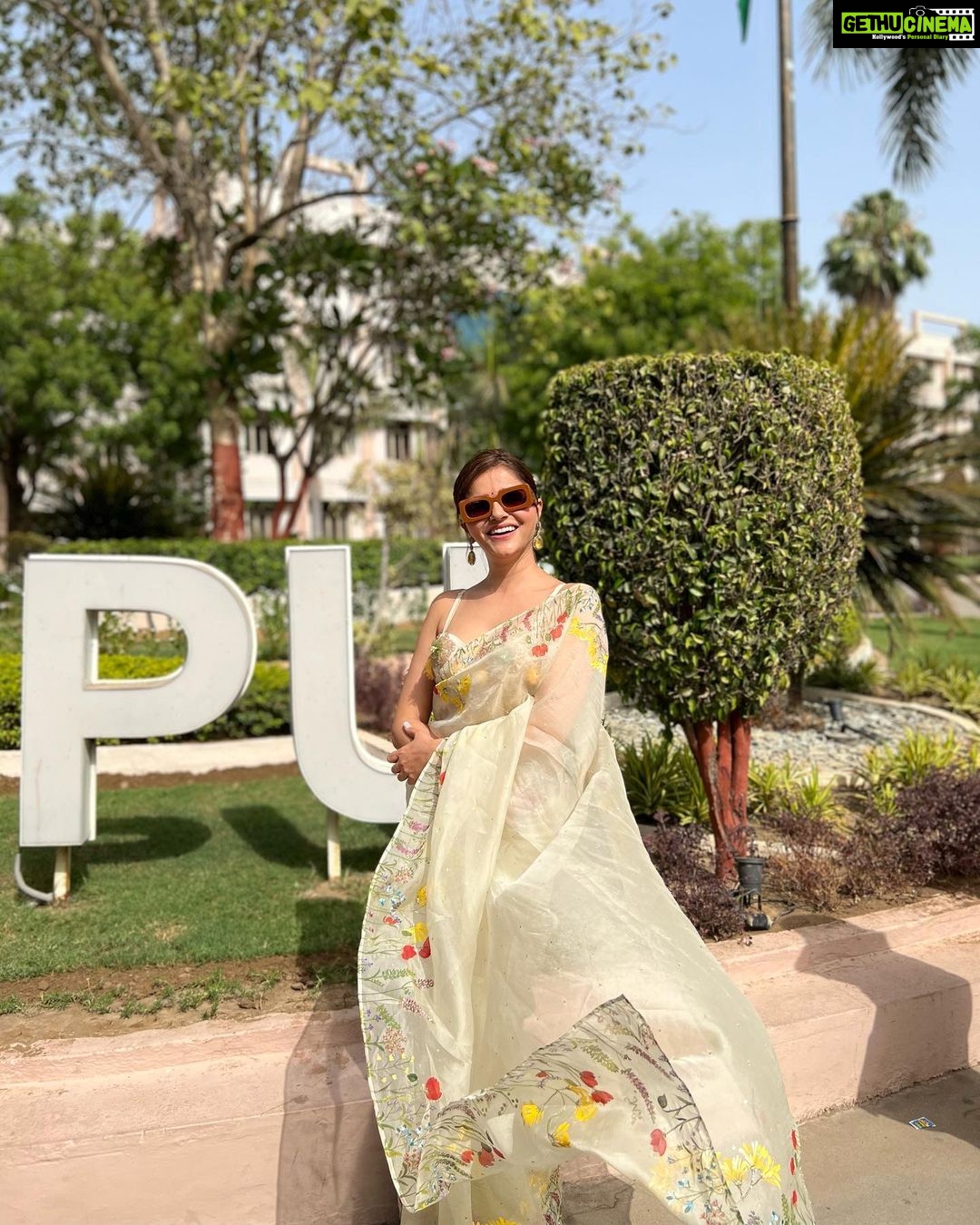 Rubina Dilaik Instagram - Baroda made the first day of promotions So memorable 🧿❤️….. GRATEFUL 🥲 . . . . Styled by: @ashnaamakhijani @styledbyashna Saree: @muksweta Bralette: @bigcee_fashionfirst Earrings: @chaotiqbyarti . . . . #ardh #movie #comingsoon @zee5shows @palash_muchhal @rajpalofficial