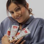 Rubina Dilaik Instagram - Absolutely falling in love with my skin - it’s all because of the magic of Kumkumadi @theayurvedaco Shop for 100% Pure Kumkumadi Range at www.theayurvedaco.com and use my code RUBINA20 for an additional 20% OFF. #AapkaApnaAyurveda #kumkumadi #rubinadilaik