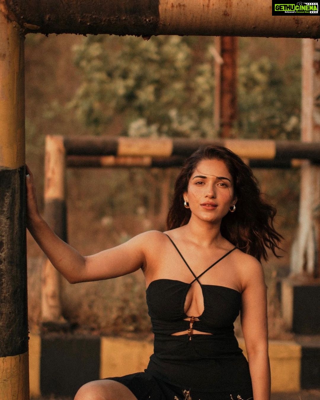Ruhani Sharma Instagram - 🖤 . . . . . 📸 @bharat_rawail MUA @makeuphairbyrahul