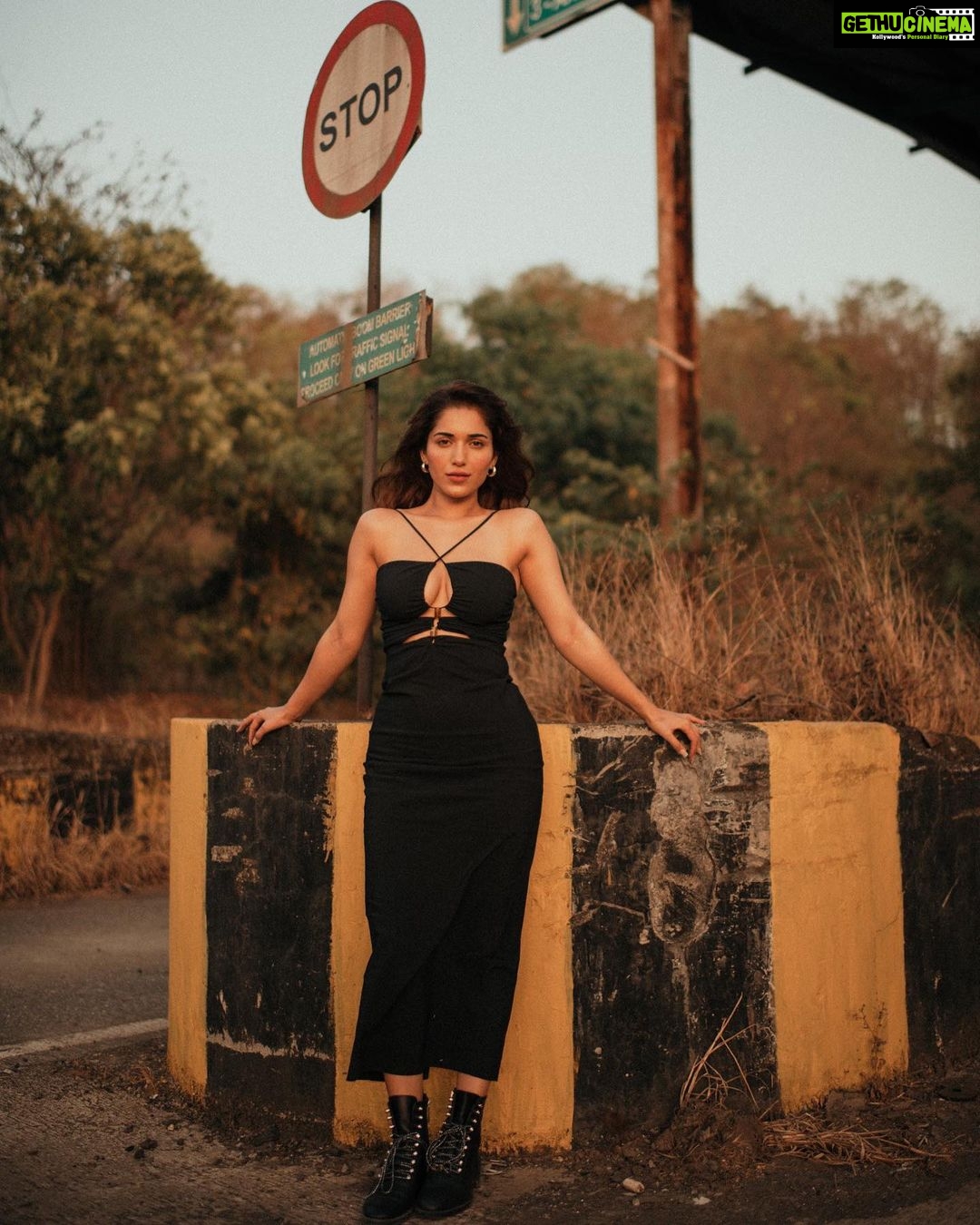 Ruhani Sharma Instagram - 🖤 . . . . . 📸 @bharat_rawail MUA @makeuphairbyrahul