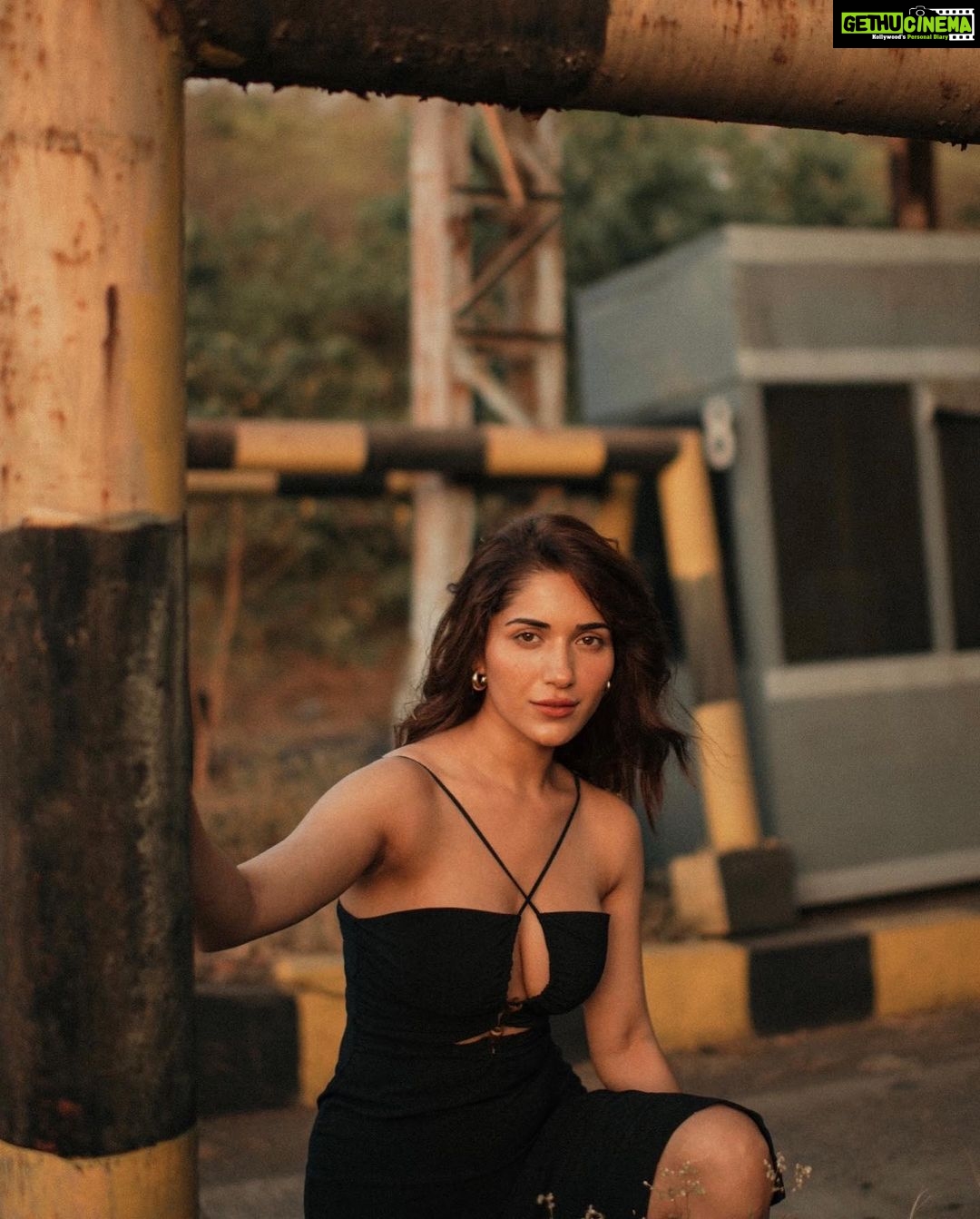 Ruhani Sharma Instagram - 🖤 . . . . . 📸 @bharat_rawail MUA @makeuphairbyrahul