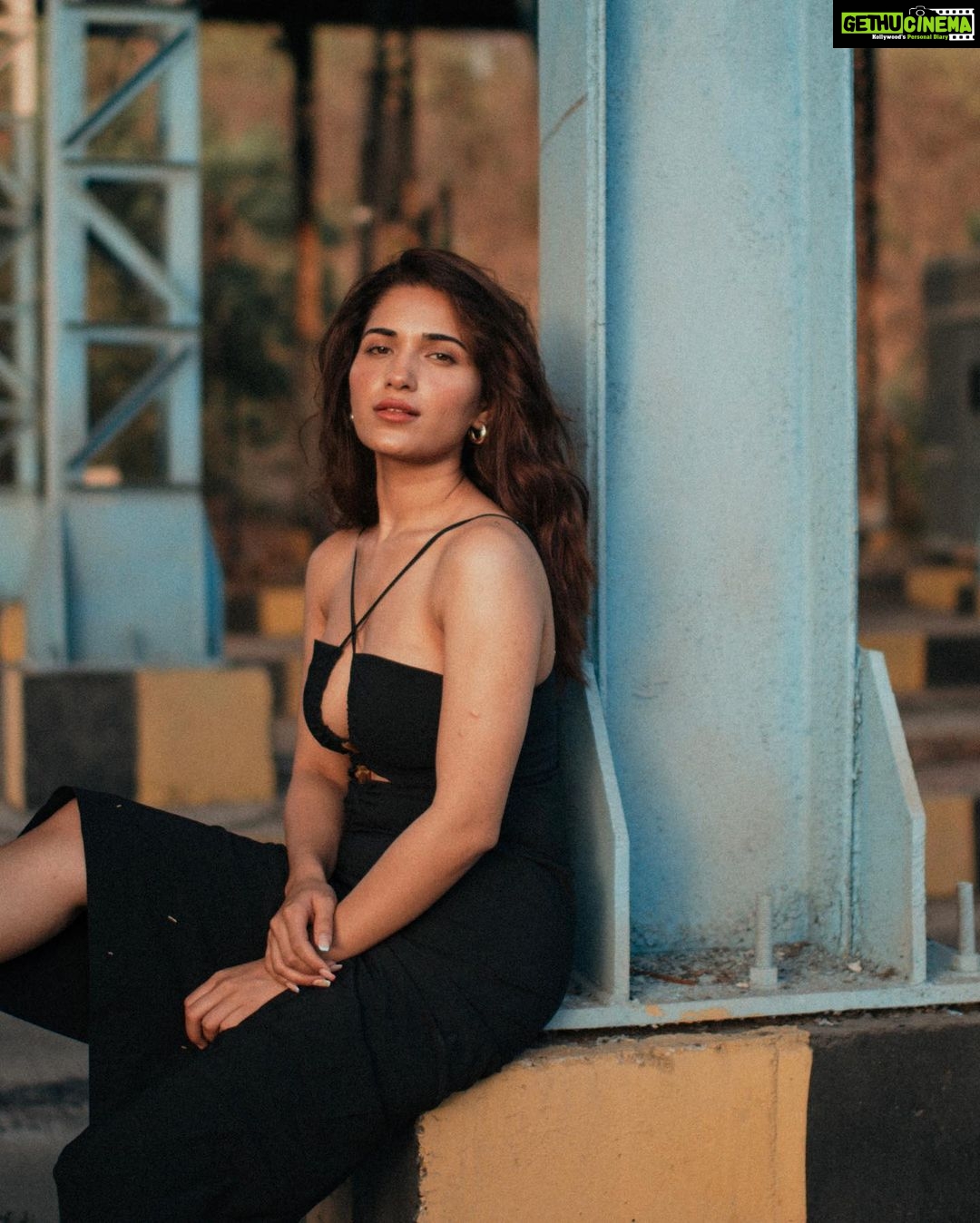 Ruhani Sharma Instagram - 🖤 . . . . . 📸 @bharat_rawail MUA @makeuphairbyrahul