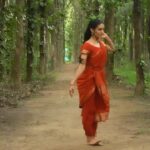 Rukmini Vijayakumar Instagram - The Radha Kalpa Method has clear instructions for jathis, korwes and repertoire. The student will understand the rhythm and nuances of a jathi and will learn rhythmic layering progressively. It is a comprehensive training pedagogical system that enables the student of Bharatanatyam to reach their maximum potential. our online streaming platform has a wealth of content that you can benefit from - anywhere in the world. www.theraadhakalpamethod.com For as long as you are subscribed, you will have access to hundreds of videos that will guide you - systematically cleaning up your technique and practise of Bharatanatyam. Theory, lectures, natyashastra and abhinaya Darpana concepts are discussed in detail. Creative exercises for abhinaya will be introduced in the months following. Link in my bio! Subscribe now! www.theraadhakalpamethod.Com #bharatanatyam #indiandance #classicaldancer #technique #alignment #techniquematters #dancertraining #raadhakalpa #theraadhakalpamethod