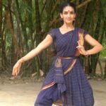 Rukmini Vijayakumar Instagram - In @theraadhakalpamethod I have analysed the different bends that we use in our Bharatanatyam practise and have specific exercises that enable our bodies to perform those bends without shifting the hips. It is very important to be precise in our movements when we are dancers. Analysing and training accordingly helps one develop precision and aesthetic coherence. The Raadha kalpa method’s online program has hundreds of videos that help a student develop precision and awareness in one’s practice. Subscribe now! www.theraadhakalpamethod.Com Link in my bio also #bharatanatyam #indiandance #classicalindian #bharatanatyampractice #onlinebharatanatyam #bharatanatyamonline #theraadhakalpamethod #kartaree #rukminivijayakumar