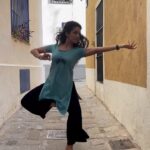 Rukmini Vijayakumar Instagram – Another little dance on the same Spanish street. This is how it works. I have tiny moments of inspiration and I dance to any available music …. I listen to the music once and then I dance… once the dance is done I have no idea what I have done 🤣

Thank you for the kurta @bygungur 

#bharatanatyam #street #dance #dancinginpublic #dancingonthestreets #spain #lovemovement #indiandance #indiandancer #lovedance