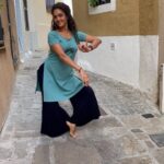 Rukmini Vijayakumar Instagram - Dancing on the streets in Spain 😊 Thank you for having me @gungurartsbarcelona I loved being here. And thank you for the beautiful kurta @bygungur (Danced and added music later so please forgive the lack of synchrony🤦‍♀️) #bharatanatyam #indiandance #dancer #spain #barcelona #badalona #dancinginthestreet