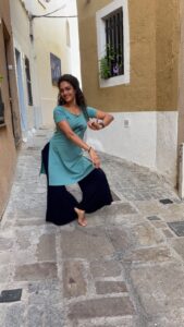 Rukmini Vijayakumar Instagram - Dancing on the streets in Spain 😊 Thank you for having me @gungurartsbarcelona I loved being here. And thank you for the beautiful kurta @bygungur (Danced and added music later so please forgive the lack of synchrony🤦‍♀️) #bharatanatyam #indiandance #dancer #spain #barcelona #badalona #dancinginthestreet
