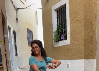 Rukmini Vijayakumar Instagram - Dancing on the streets in Spain 😊 Thank you for having me @gungurartsbarcelona I loved being here. And thank you for the beautiful kurta @bygungur (Danced and added music later so please forgive the lack of synchrony🤦‍♀️) #bharatanatyam #indiandance #dancer #spain #barcelona #badalona #dancinginthestreet
