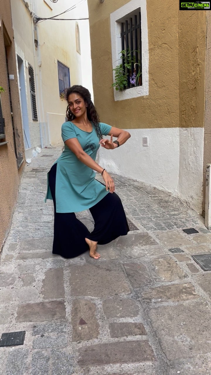 Rukmini Vijayakumar Instagram - Dancing on the streets in Spain 😊 Thank you for having me @gungurartsbarcelona I loved being here. And thank you for the beautiful kurta @bygungur (Danced and added music later so please forgive the lack of synchrony🤦‍♀️) #bharatanatyam #indiandance #dancer #spain #barcelona #badalona #dancinginthestreet