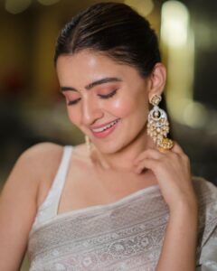 Rukshar Dhillon Instagram - And the wait is almost over!!
Come be a part of Madhavi’s world with #AshokaVanamLoArjunaKalyanam tomorrow in theatres!
See you all there♥️

Styled by- @shefalideora_ 
Assisted by- @bhargavikallam 
Make up by - @makeupbysheffali 
Hair by- @seena_hair143 
Photographer- @_anupphotography
Outfit- @shantibanaras 
Jewellery- @pandoras_art_jewellery 

#AVAKonMay6th #RuksharDhillon #Madhavi