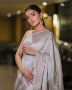 Rukshar Dhillon Instagram - And the wait is almost over!!
Come be a part of Madhavi’s world with #AshokaVanamLoArjunaKalyanam tomorrow in theatres!
See you all there♥️

Styled by- @shefalideora_ 
Assisted by- @bhargavikallam 
Make up by - @makeupbysheffali 
Hair by- @seena_hair143 
Photographer- @_anupphotography
Outfit- @shantibanaras 
Jewellery- @pandoras_art_jewellery 

#AVAKonMay6th #RuksharDhillon #Madhavi