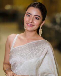 Rukshar Dhillon Instagram - And the wait is almost over!!
Come be a part of Madhavi’s world with #AshokaVanamLoArjunaKalyanam tomorrow in theatres!
See you all there♥️

Styled by- @shefalideora_ 
Assisted by- @bhargavikallam 
Make up by - @makeupbysheffali 
Hair by- @seena_hair143 
Photographer- @_anupphotography
Outfit- @shantibanaras 
Jewellery- @pandoras_art_jewellery 

#AVAKonMay6th #RuksharDhillon #Madhavi