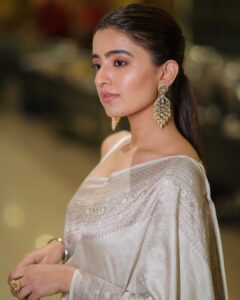 Rukshar Dhillon Instagram - And the wait is almost over!!
Come be a part of Madhavi’s world with #AshokaVanamLoArjunaKalyanam tomorrow in theatres!
See you all there♥️

Styled by- @shefalideora_ 
Assisted by- @bhargavikallam 
Make up by - @makeupbysheffali 
Hair by- @seena_hair143 
Photographer- @_anupphotography
Outfit- @shantibanaras 
Jewellery- @pandoras_art_jewellery 

#AVAKonMay6th #RuksharDhillon #Madhavi