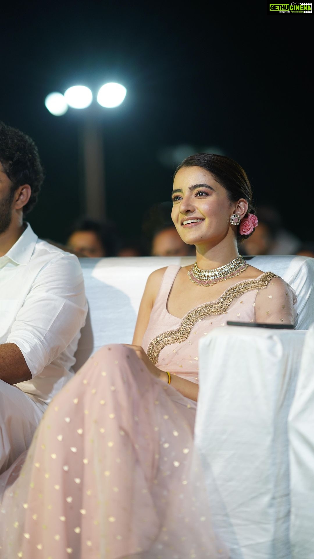 Rukshar Dhillon Instagram - Ra Ra Theatre Ki Ra♥️ #AshokaVanamLoArjunaKalyanam in Cinemas now!💥 Styled by- @shefalideora_ Make up by - @makeupbysheffali Hair by- @seena_hair143 Photographer- @_anupphotography Editor- @abbisonfranklin Outfit- @summerbypriyankagupta Jewellery- @akoyajewels #AVAK #RuksharDhillon #RDnJoy #6thMay2022