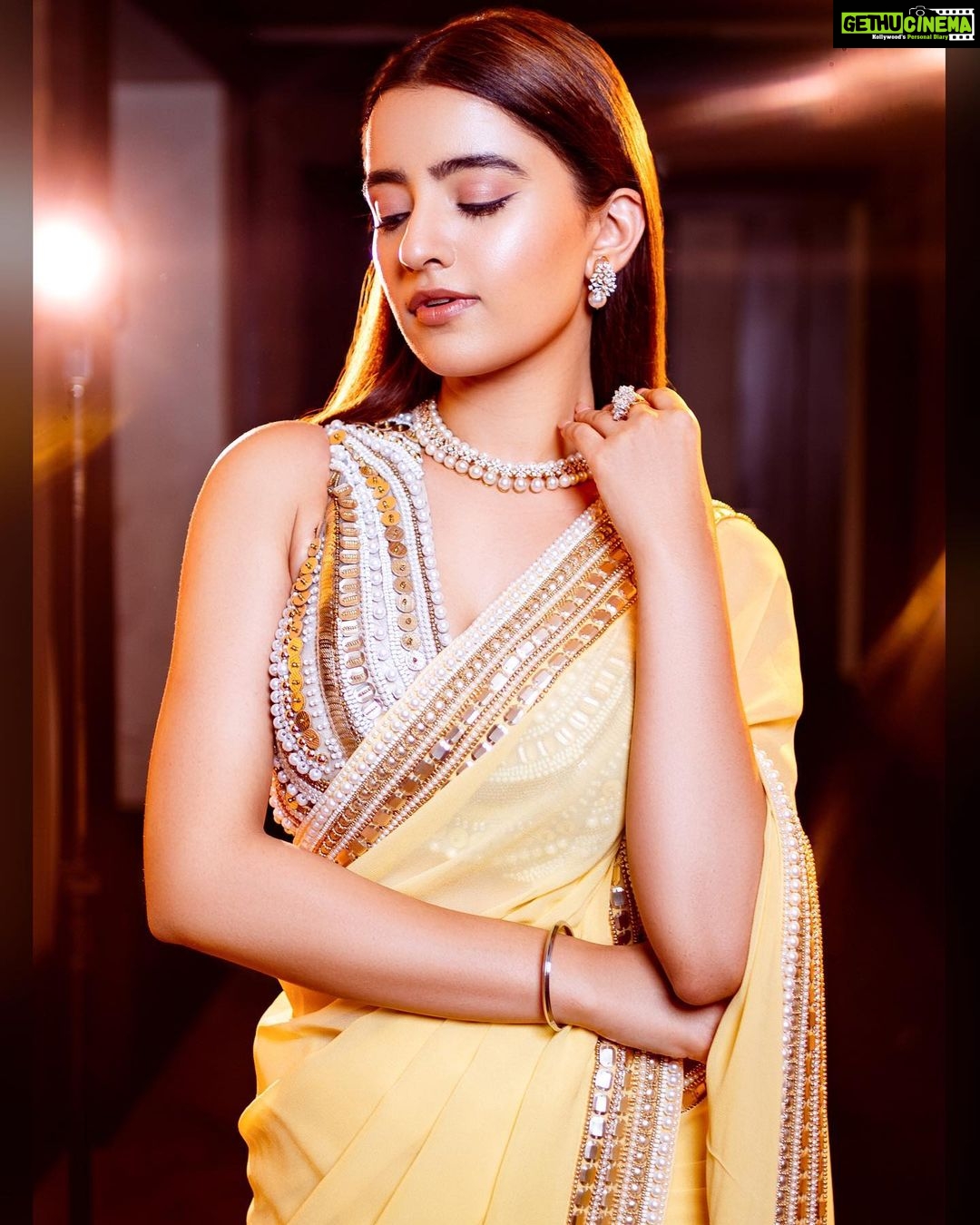 Rukshar Dhillon Instagram - All that glitters💥 #AshokaVanamLoArjunaKalyanam Premiere Night♥️ Styled by- @shefalideora_ @meghanaalluri Make up by - @makeupbysheffali Hair by- @seena_hair143 Photographer- @pranil_chintewar Outfit- @sakshamneharicka Sari Drapist- @shree.bridalmakeover Jewellery- @manjulajewellers #RuksharDhillon #AVAK