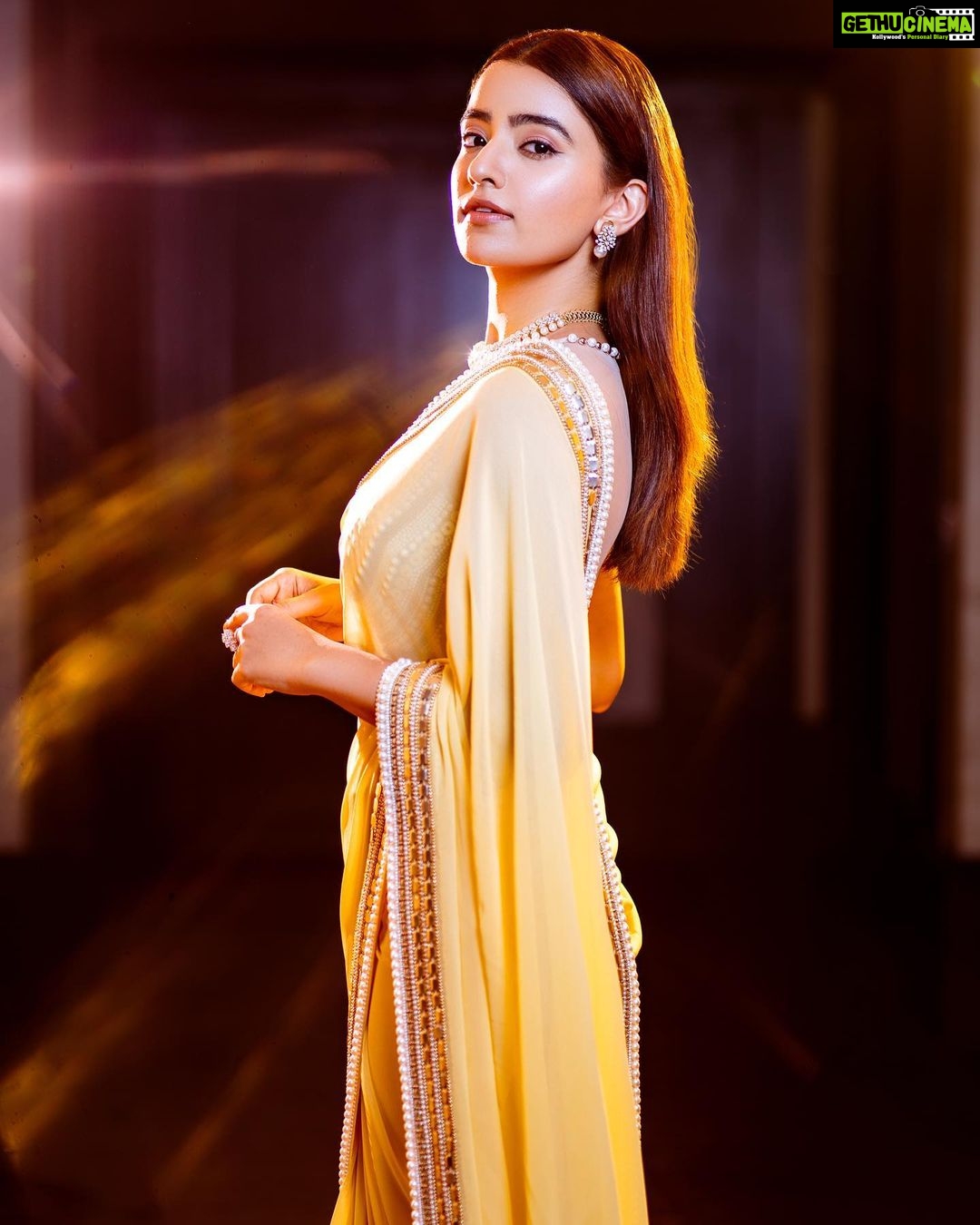 Rukshar Dhillon Instagram - All that glitters💥 #AshokaVanamLoArjunaKalyanam Premiere Night♥️ Styled by- @shefalideora_ @meghanaalluri Make up by - @makeupbysheffali Hair by- @seena_hair143 Photographer- @pranil_chintewar Outfit- @sakshamneharicka Sari Drapist- @shree.bridalmakeover Jewellery- @manjulajewellers #RuksharDhillon #AVAK