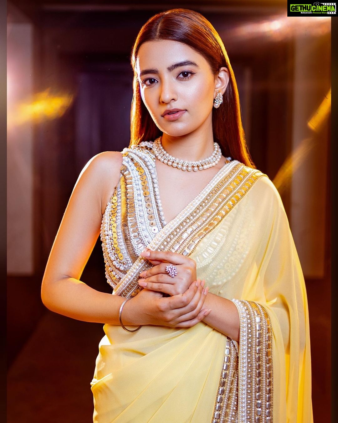 Rukshar Dhillon Instagram - All that glitters💥 #AshokaVanamLoArjunaKalyanam Premiere Night♥️ Styled by- @shefalideora_ @meghanaalluri Make up by - @makeupbysheffali Hair by- @seena_hair143 Photographer- @pranil_chintewar Outfit- @sakshamneharicka Sari Drapist- @shree.bridalmakeover Jewellery- @manjulajewellers #RuksharDhillon #AVAK