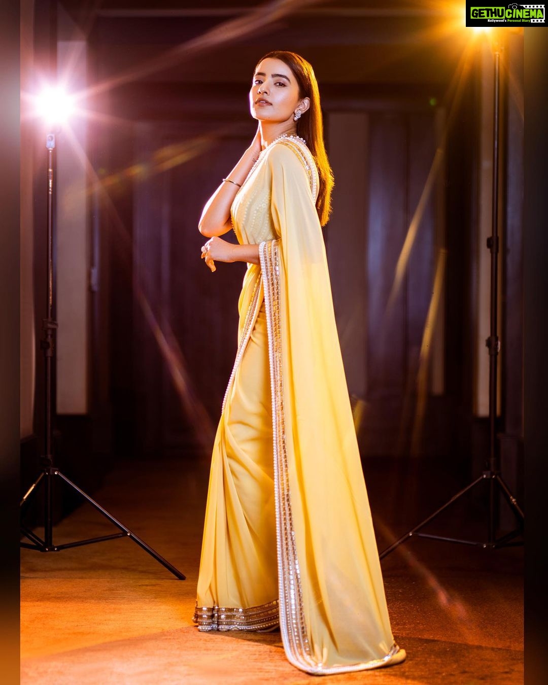Rukshar Dhillon Instagram - All that glitters💥 #AshokaVanamLoArjunaKalyanam Premiere Night♥️ Styled by- @shefalideora_ @meghanaalluri Make up by - @makeupbysheffali Hair by- @seena_hair143 Photographer- @pranil_chintewar Outfit- @sakshamneharicka Sari Drapist- @shree.bridalmakeover Jewellery- @manjulajewellers #RuksharDhillon #AVAK