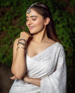 Rukshar Dhillon Instagram - Tu Jhoom🎶♥️

Styled by- @shefalideora_ @meghanaalluri 
Make up by - @makeupbysheffali 
Hair by- @seena_hair143 
Photographer- @pranil_chintewar 
Outfit- @paaprikastore 
Sari Drapist- @shree.bridalmakeover 
Jewellery- @the_chandi_studio 

#RuksharDhillon #AVAK #ashokavanamloarjunakalyanam