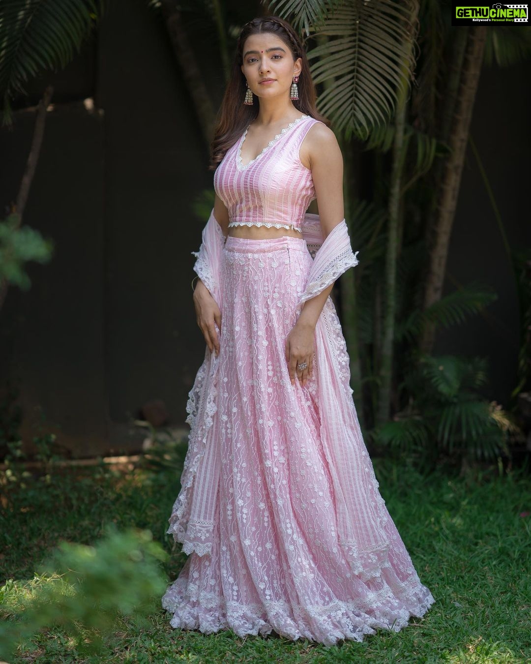 Rukshar Dhillon Instagram - 🌸 #AshokaVanamLoArjunaKalyanam Promotions! 4 Days to go💥 Styled by- @meghanaalluri @shefalideora_ Assisted by- @bhargavikallam Make up by - @makeupbysheffali Hair by- @seena_hair143 Photographer- @_anupphotography Outfit- @shopmulmul Jewellery- @the_chandi_studio #AVAK #RuksharDhillon